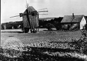 dvojice větrných mlýnů. Přední Žurkův (B 363) a zadní Rosův (B514)