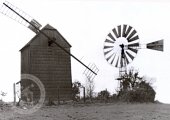 mlýn s větrným kolem pohánějícím katr