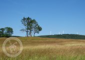 zbytky mlýna s větrnými elektrárnami