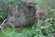 Fotografie kamenného můstku, v bočním „pilíři“ je patrná drážka pro výplně bývalého stavidla, Koč Břetislav, 2022