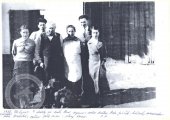 U stodoly ve dvoře. Rodina MUDr. Fr. Potůčka, manželka a čtyři děti