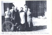 U stodoly ve dvoře. Rodina MUDr. Fr. Potůčka, manželka a čtyři děti, Potůček, 1938 Velikonoce