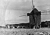 V popředí Schurekův mlýn, v pozadí Rosův