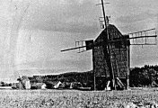 V popředí Schurekův mlýn, v pozadí Rosův, autor neznámý, cca 1950