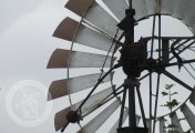 detail větrného kola, Koč, 2019, Prvky na obrázku: převody, větrné kolo